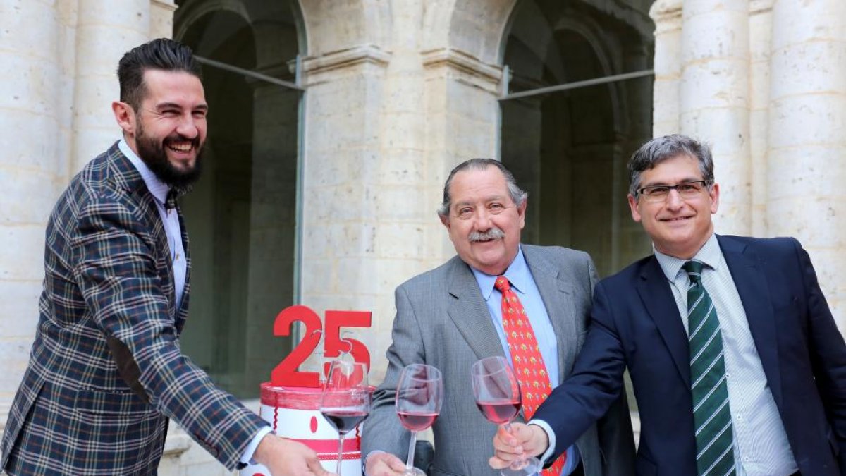 Celebración del 25 aniversario de la Denominación de Origen Cigales. De izquierda a derecha, el chef Javier Peña, el presidente de la DO Cigales, Pascual Herrero, y el secretario general de la Consejería de Agricultura y Ganadería, Eduardo Cabanillas.-ICAL