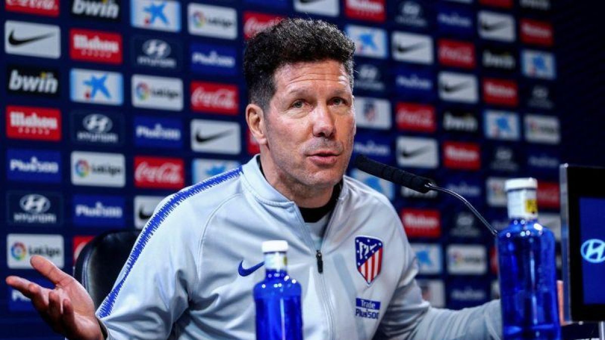 Diego Simeone en la rueda de prensa previa a la visita del Villarreal.-EFE