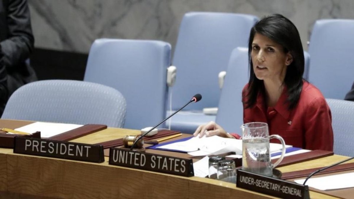 La embajadora de Estados Unidos ante la ONU, Nikki Haley, interviene en una reunión del Consejo de Seguridad, en Nueva York.-/ EFE / JASON SZENES