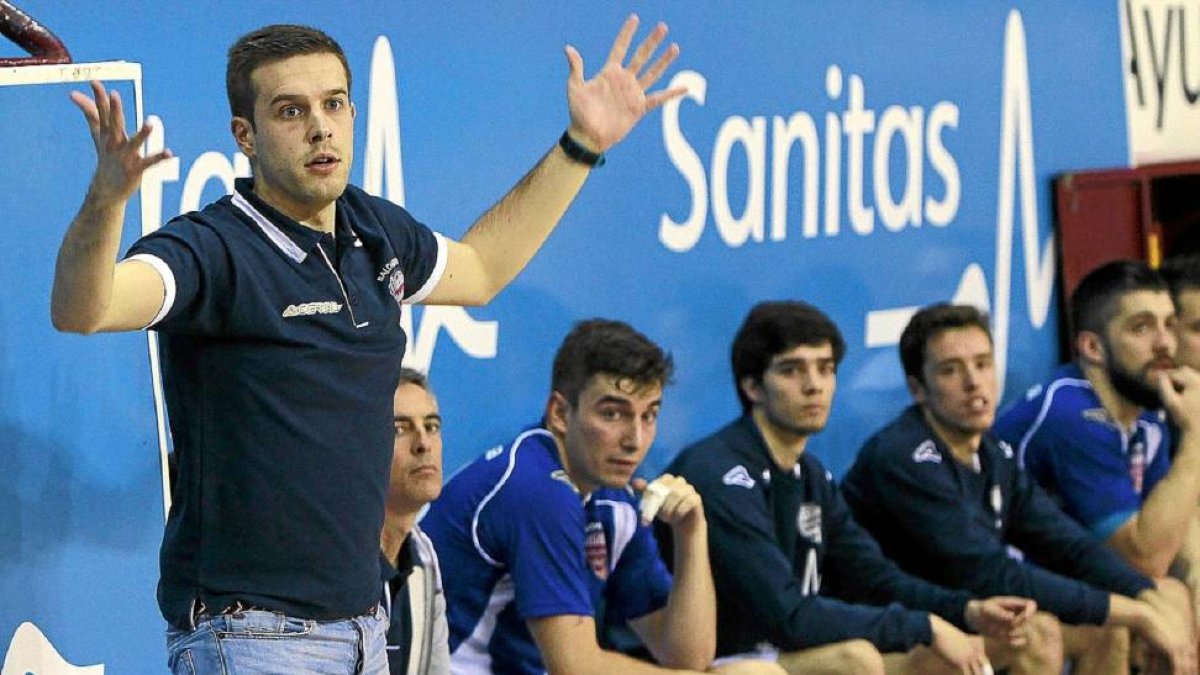 Nacho González protesta en un momento del partido-J.M.Lostau