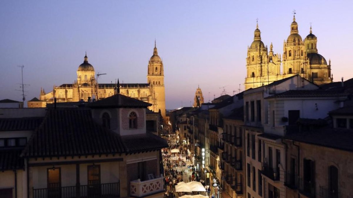 La calle de La Rúa en Salamanca con las torres de la catedral y la clerecía-Eduardo Margareto / ICAL