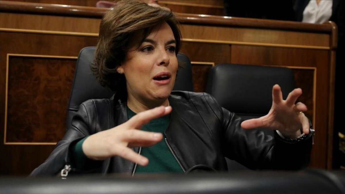 Soraya Sáenz de Santamaría en el pleno del control del congreso.-JOSÉ LUIS ROCA