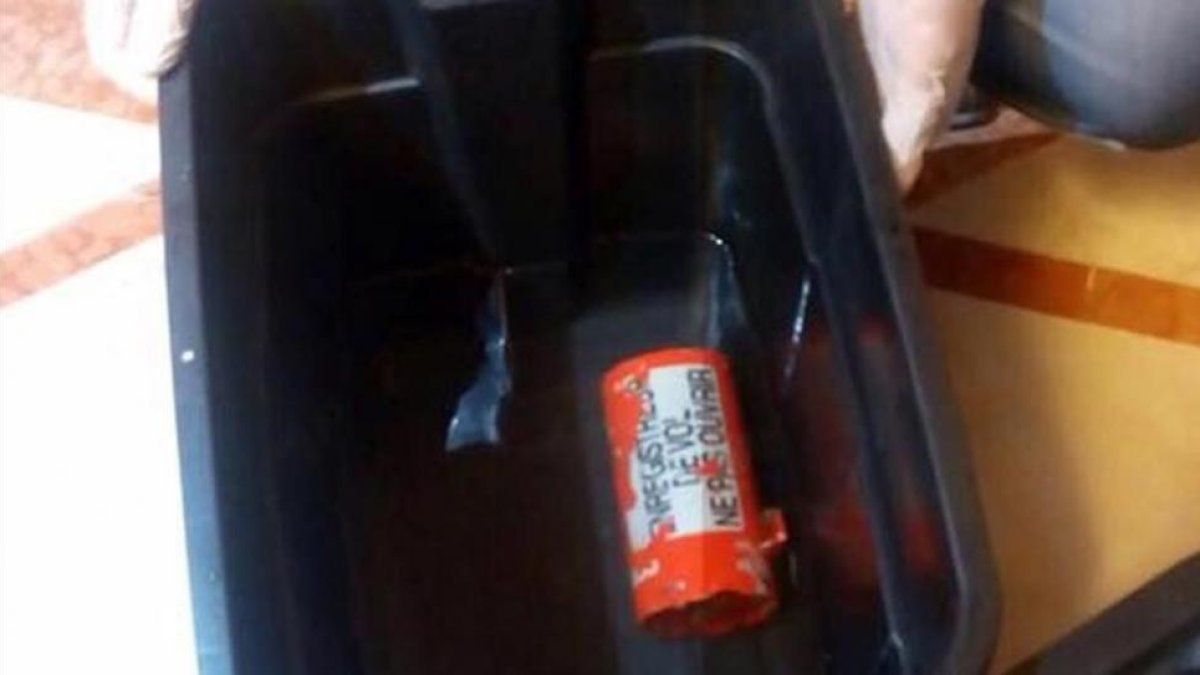 Fotografía de archivo que muestra una de las dos cajas negras del vuelo MS804 de EgyptAir tras recuperarla del Mar Mediterraneo.-EFE
