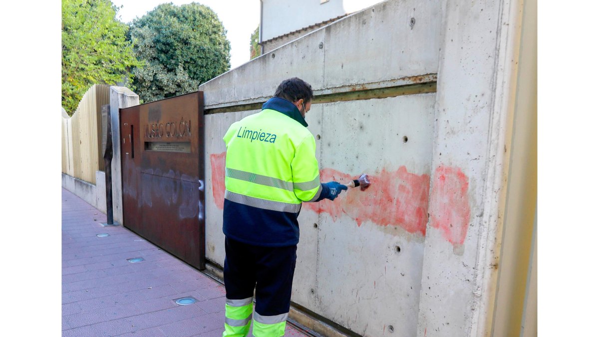 Un trabajador del Servicio de Limpieza elimina una pintada.  J. M. LOSTAU