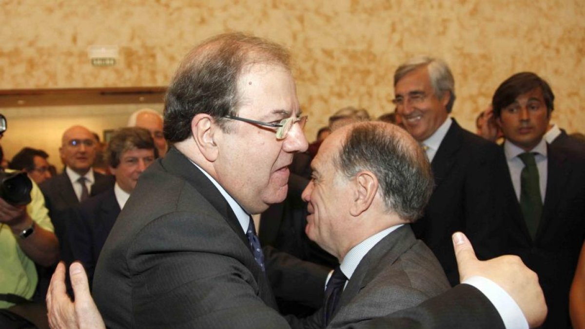 Juan Vicente Herrera abraza a Tomás Villanueva.-ICAL