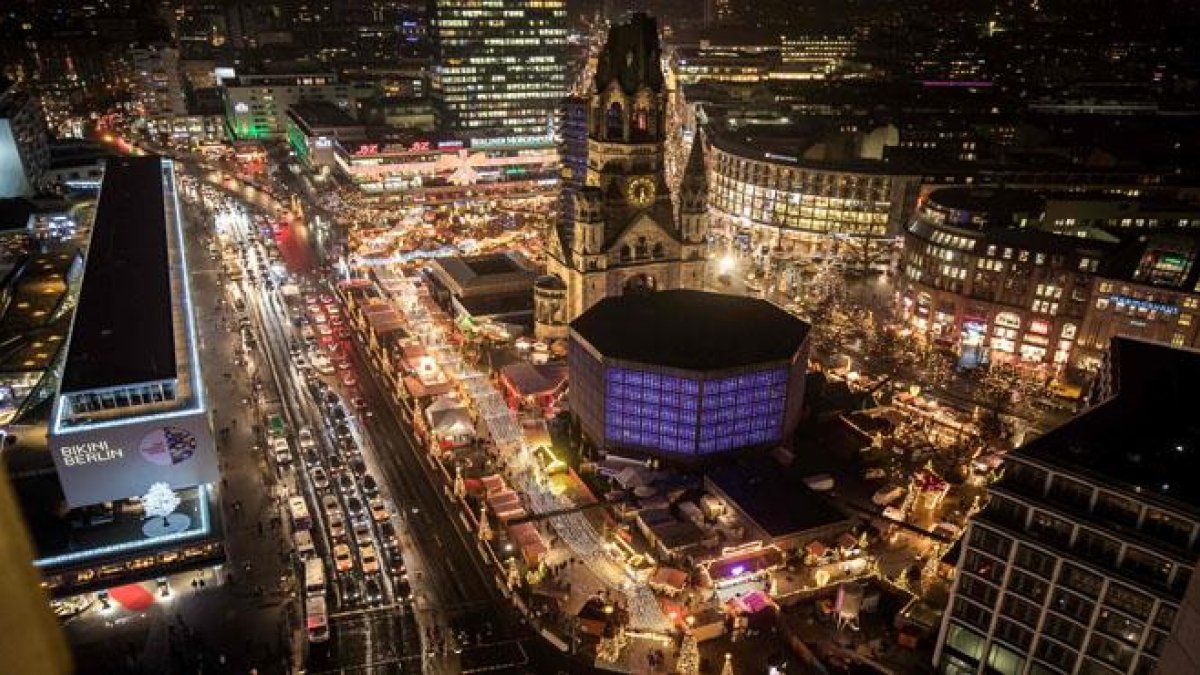 El mercadillo navideño de Berlín reabre tras colocar bloques de hormigón para evitar nuevos ataques.-AFP