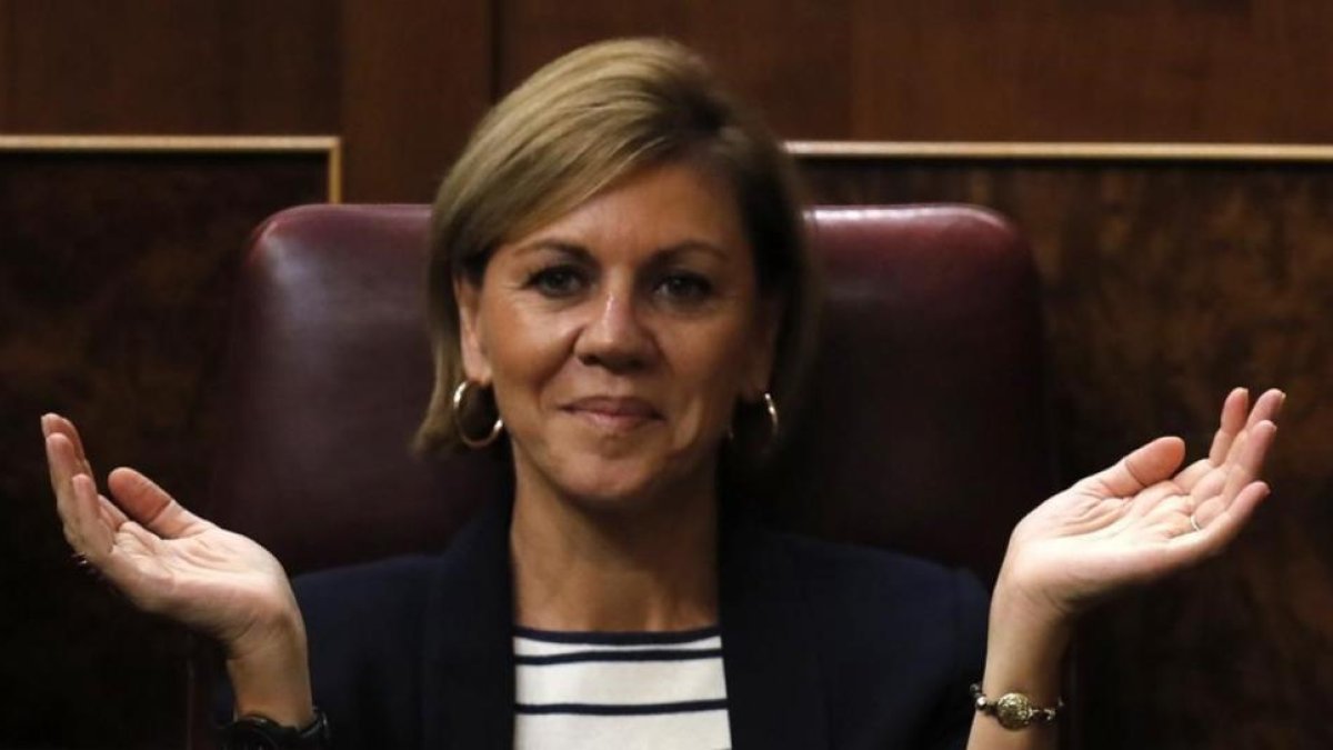 María Dolores de Cospedal aplaude a Mariano Rajoy, el pasado jueves, durante el debate de investidura.-EFE / JUAN CARLOS HIDALGO