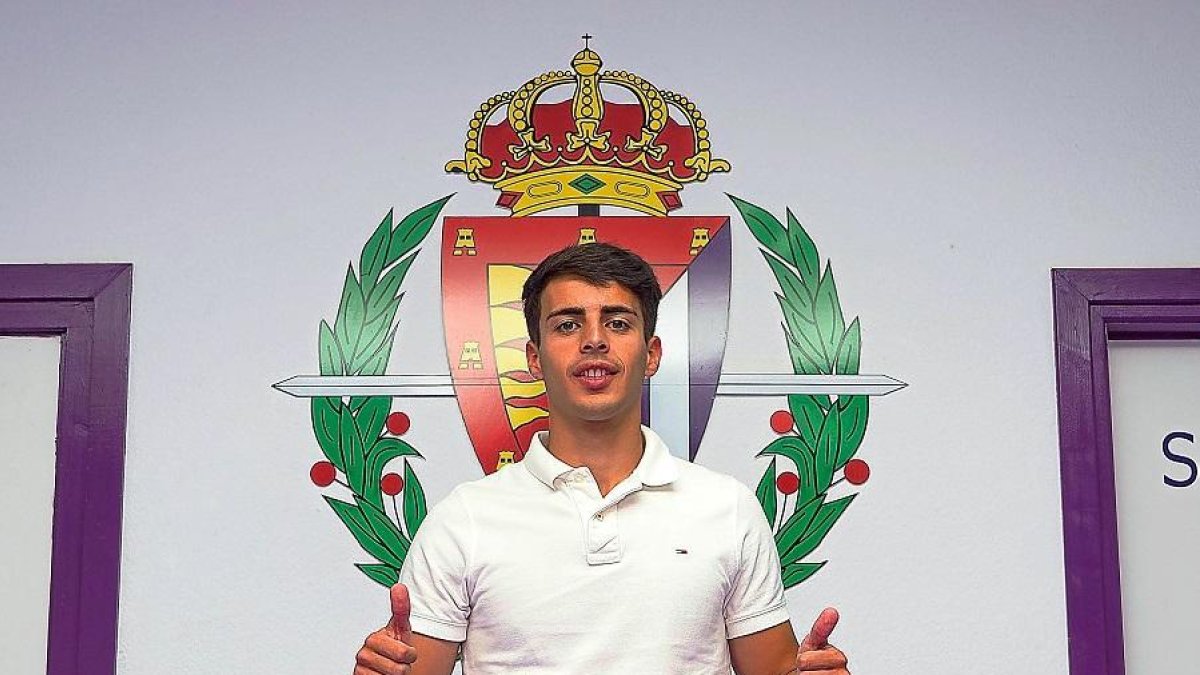 Álvaro Aguado posa ante el escudo del Real Valladolid, antes de su presentación.-PABLO REQUEJO