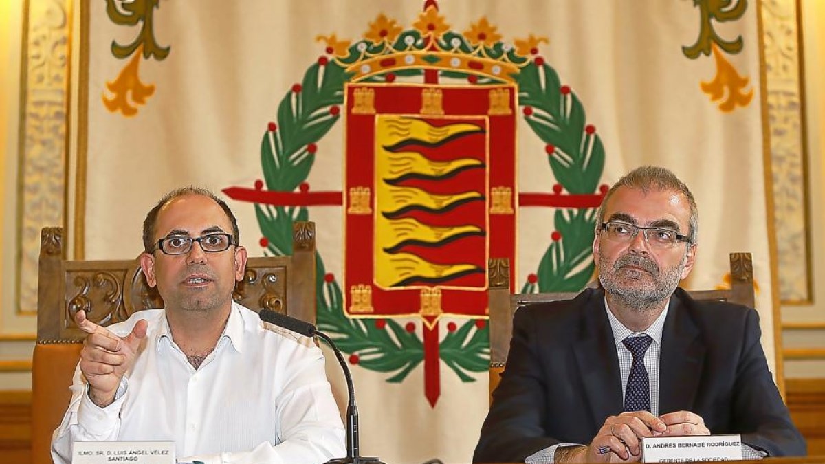 El concejal de movilidad, Luis Vélez, junto al nuevo gerente de Auvasa, Andrés Bernabé en el Ayuntamiento.-J.M.LOSTAU