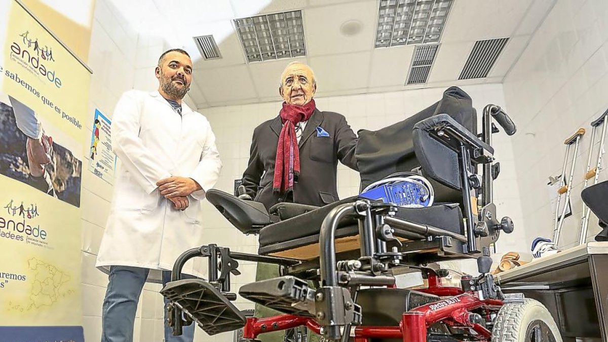 Oscar Gómez Martín y Carlos Ventosa, del banco de prótesis, junto a la  silla de ruedas eléctrica que se mandará a Siria.-MIGUEL ÁNGEL SANTOS