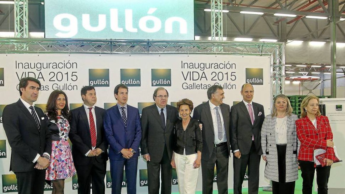 Juan Carlos Suárez Quiñones (i), Juan Vicente Herrera (c), María José Ortega (d)y María Luisa Poncela (d) con María Teresa Rodríguez, Juan Miguel Martínez Gabaldón y los hijos de María Teresa y miembros del consejo de administración de Gullón, Lourdes, He-Ical
