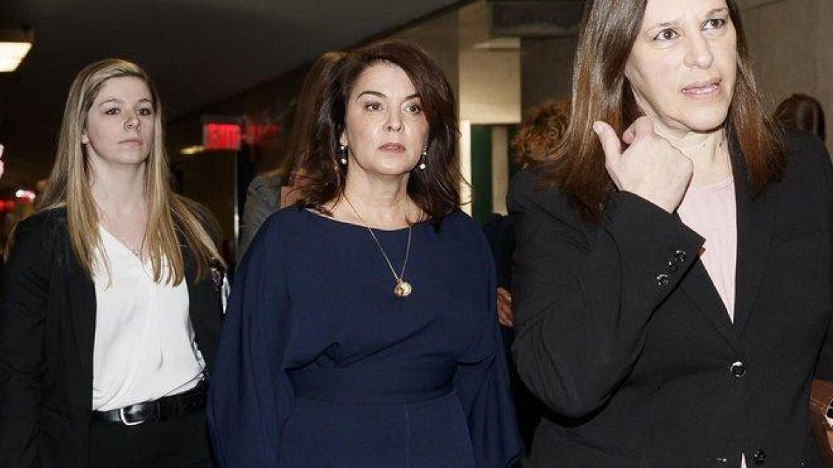 Annabella Sciorra llega al juzgado para declarar como testigo contra Harvey Weinstein, en Nueva York, este jueves.-EFE