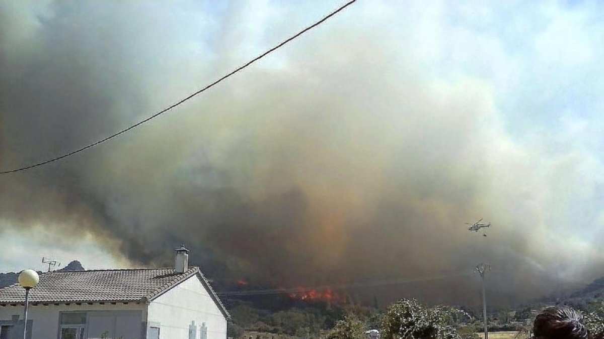 Imagen del incendio forestal declarado nivel 2 de peligrosidad en la localidad abulense de Medinilla, ubicado en la provincia de Ávila.-ICAL