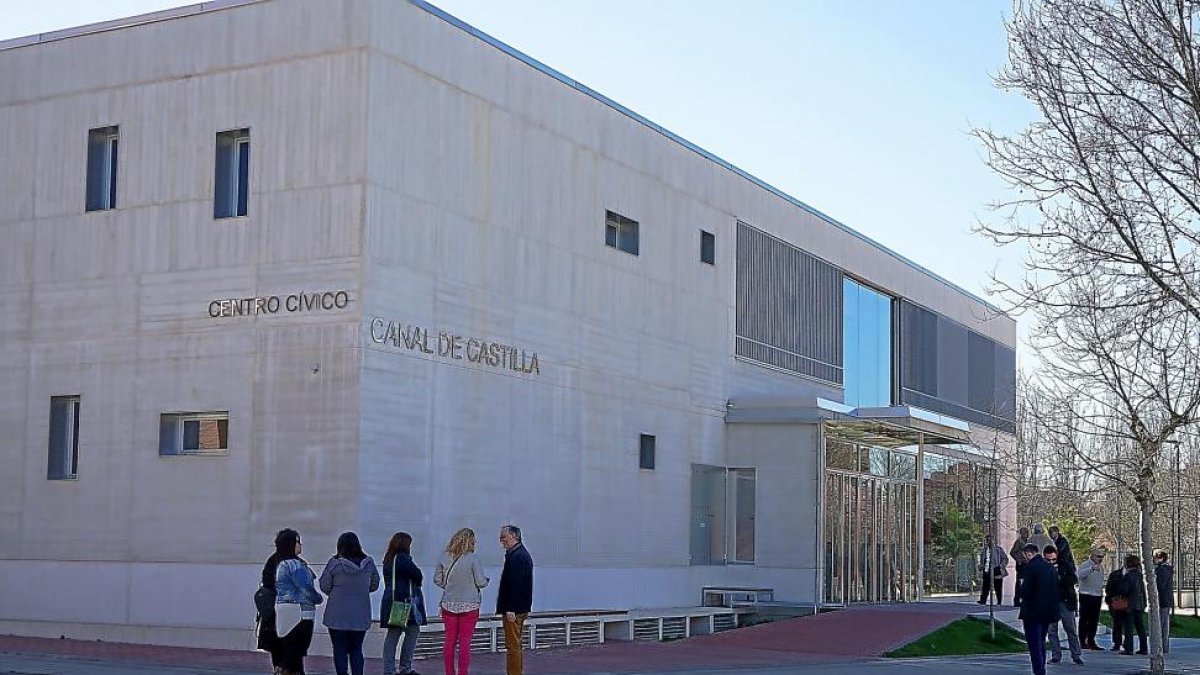 Imagen de la fachada del nuevo centro cívico Canal de Castilla, ubicado en el barrio vallisoletano de La Victoria. EL MUNDO-EL MUNDO