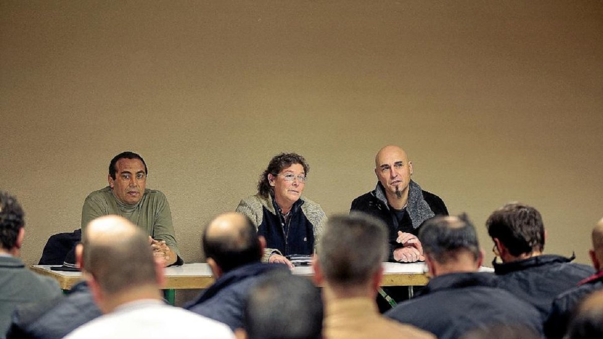 La presidenta Ana Isabel Añibarro (c), con otros dos miembros de la directiva. se dirigen a los asociados.-J.C. Castillo