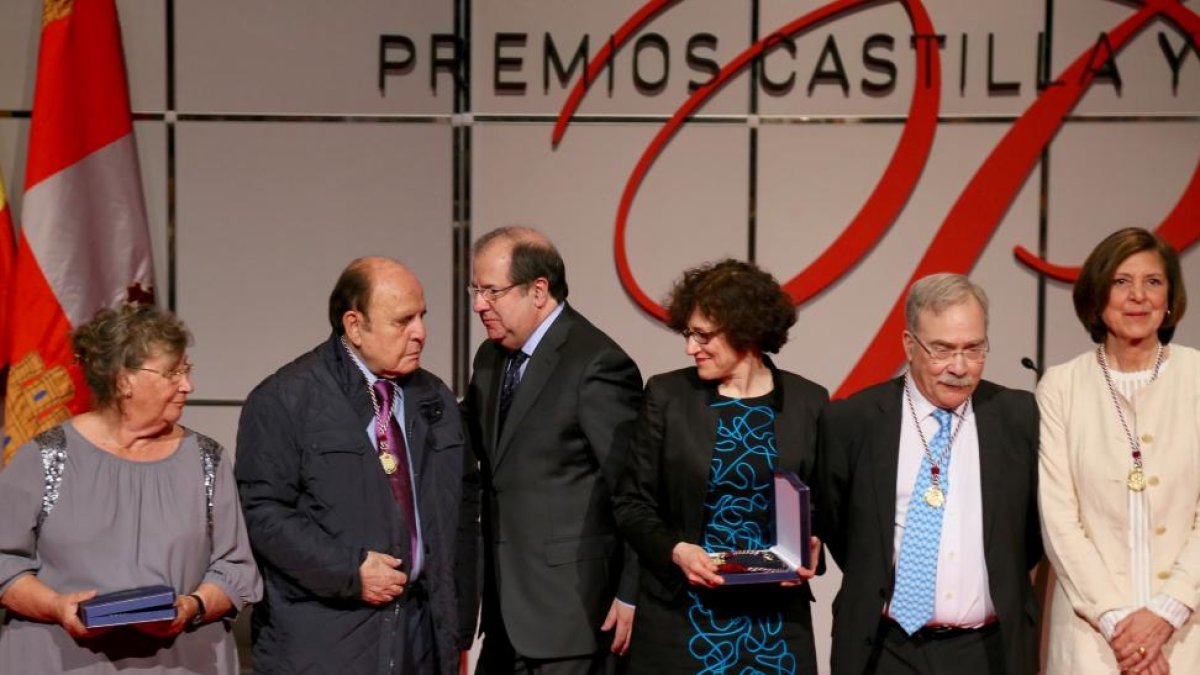 El presidente de la Junta, Juan Vicente Herrera, entrega los Premios Castilla y León 2015. En la imagen junto a los premiados-ICAL
