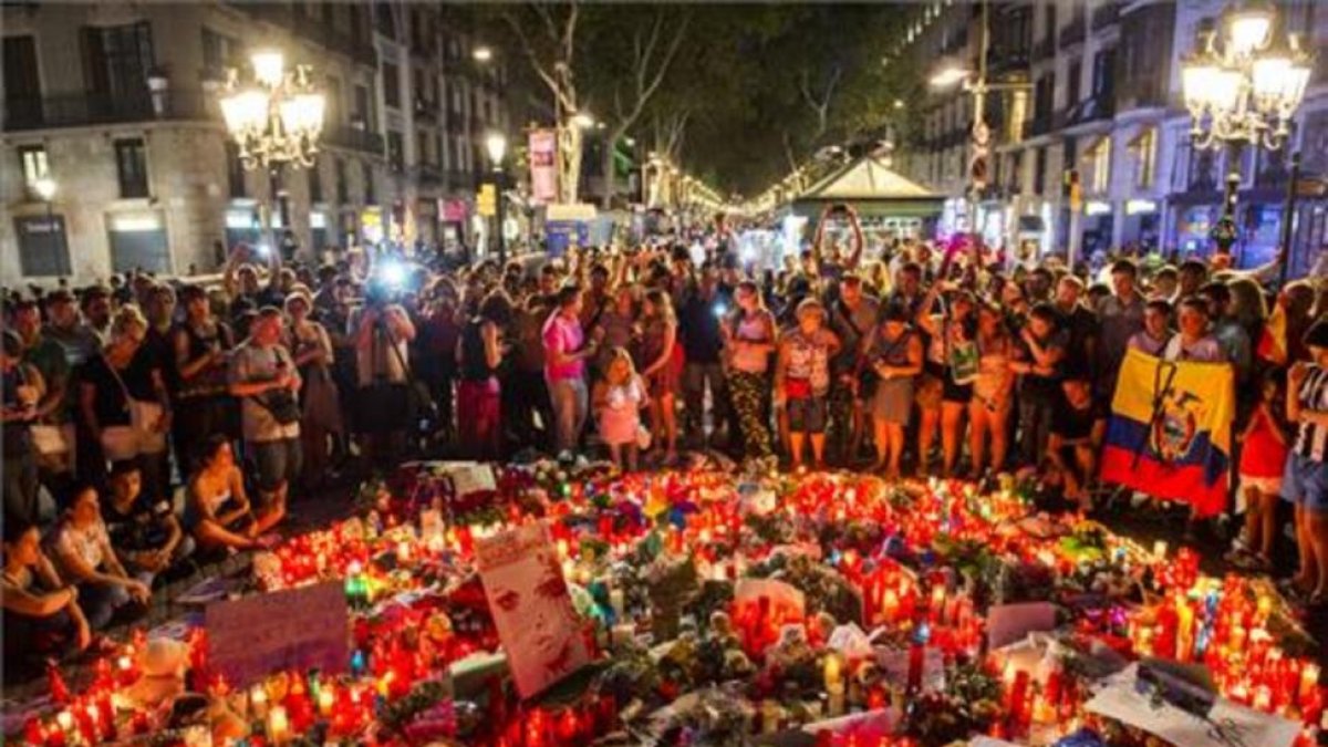 Homenaje en las Ramblas a las víctimas del atentado-JORDI COTRINA