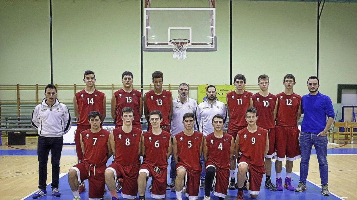 Jugadores y cuerpo técnico del combinado de Castilla y León que ha participado en el torneo de Íscar.-José C. Castillo