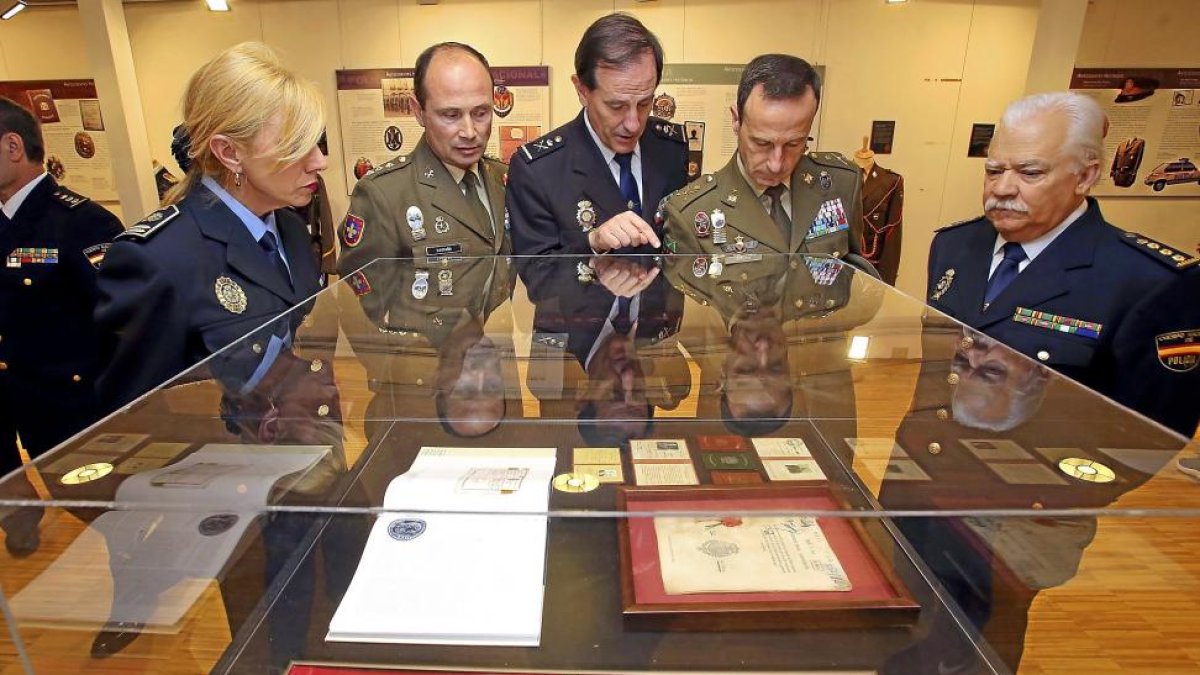 Miembros de la Policía Nacional y Local inauguración de la exposición.-ICAL