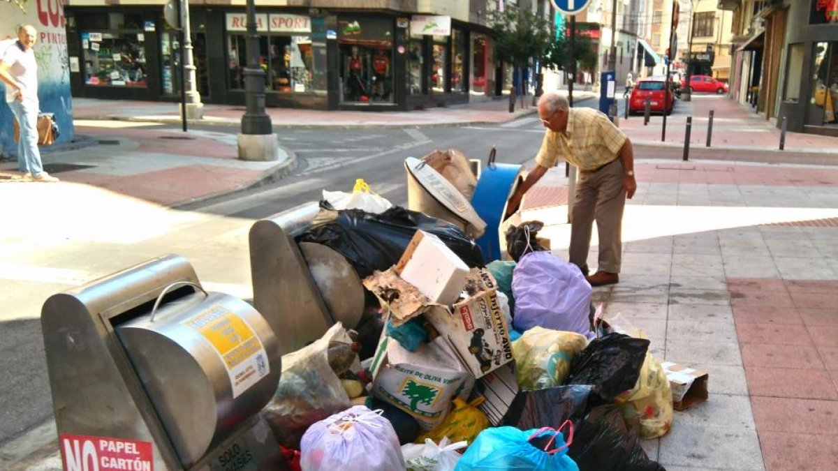 Segundo día de huelga del servicio de basura de Ponferrada.-ICAL
