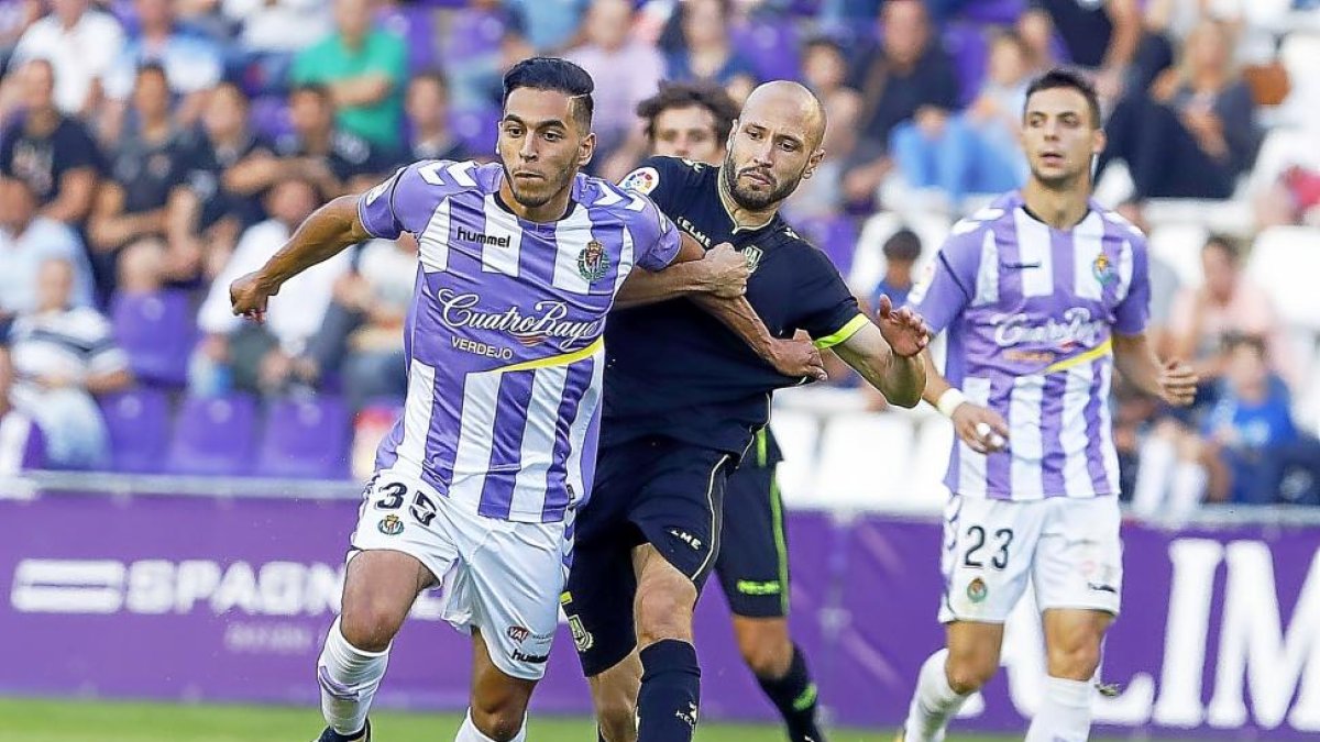 Anuar se escapa con el balón tras burlar el marcaje de Laure, durante el Real Valladolid-Alcorcón.-J. M. LOSTAU