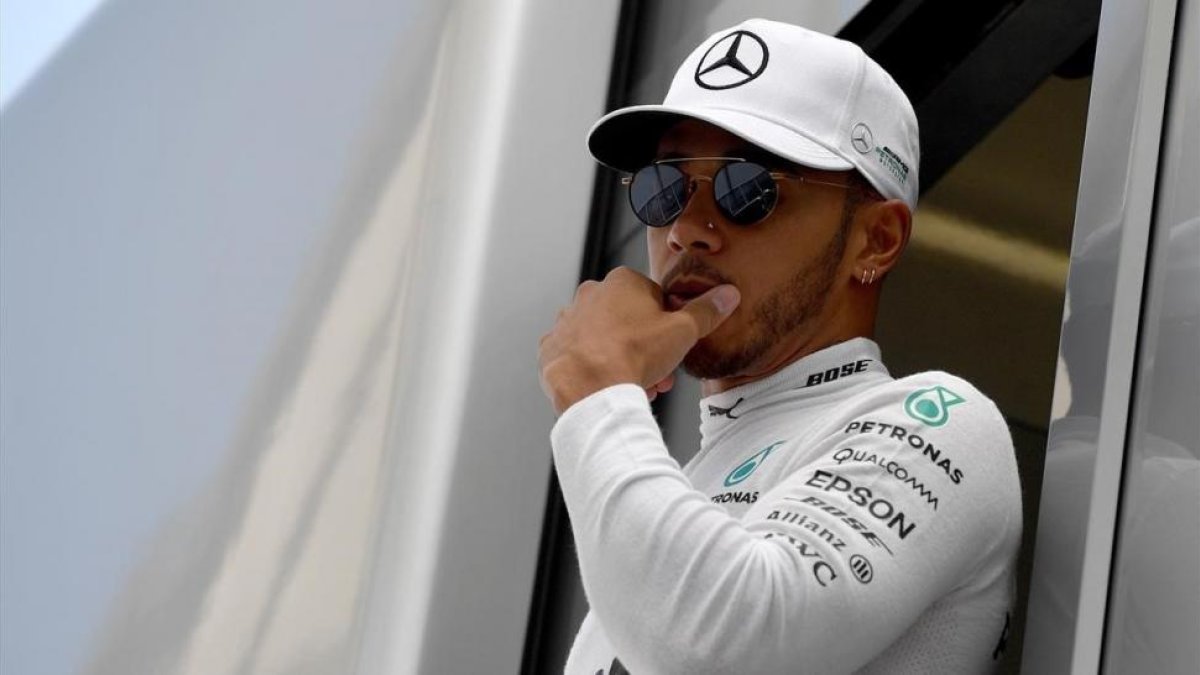 Lewis Hamilton se prepara para los entrenamientos libres en Hungaroring.-AFP