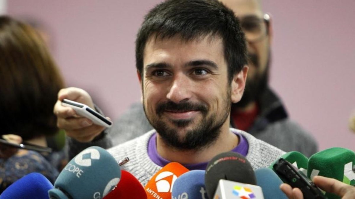 El dirigente de Podemos, Ramón Espinar, atiende a los medios.-EFE / JAVIER LÓPEZ