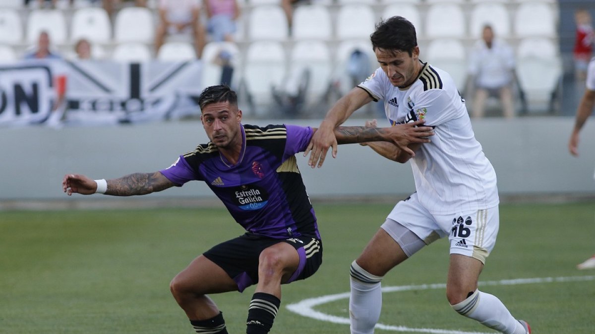 Sergio León protege el balón en El Plantío. / SANTI OTERO
