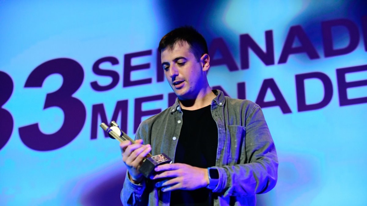 David Pérez Sañudo con su galardón en la Semana de Medina. | SECIME