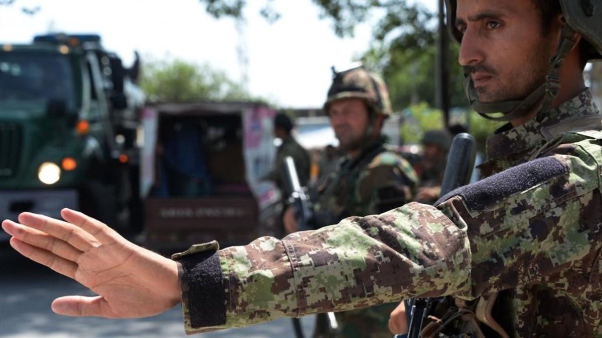 Soldados afganos, durante un control de seguridad. /-NOORULLAH SHIRZADA (AFP)