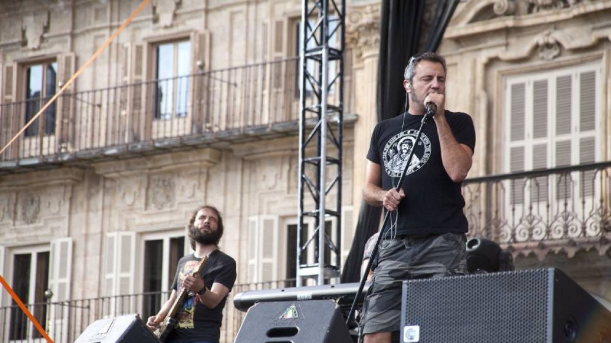 La banda M-Clan ensaya en la Plaza Mayor de Salamanca antes de su actuación-Ical