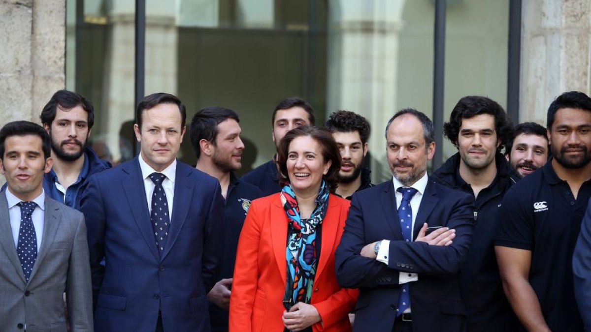 La consejera de Cultura y Turismo, María Josefa García Cirac, junto al presidente del Valladolid Rugby Asociación Club (VRAC), José Antonio Garrote (D) y el presidente del Rugby El Salvador, Juan Carlos Martín (I)-ICAL