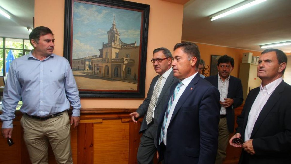 El presidente de la Diputación de León, Marcos Martínez (C), durante su visita institucional al Ayuntamiento de Cacabelos (León). Junto a él, el alcalde del municipio, Adolfo Canedo (2I), y varios diputados provinciales-Ical