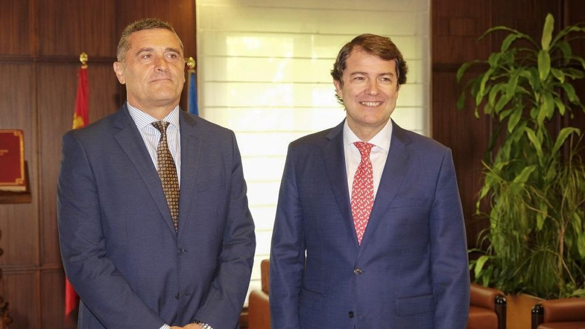 El presidente de la Junta de Castilla y León, Alfonso Fernández Mañueco, se reúne con el portavoz parlamentario de Por Ávila, Pedro José Pascual.-ICAL