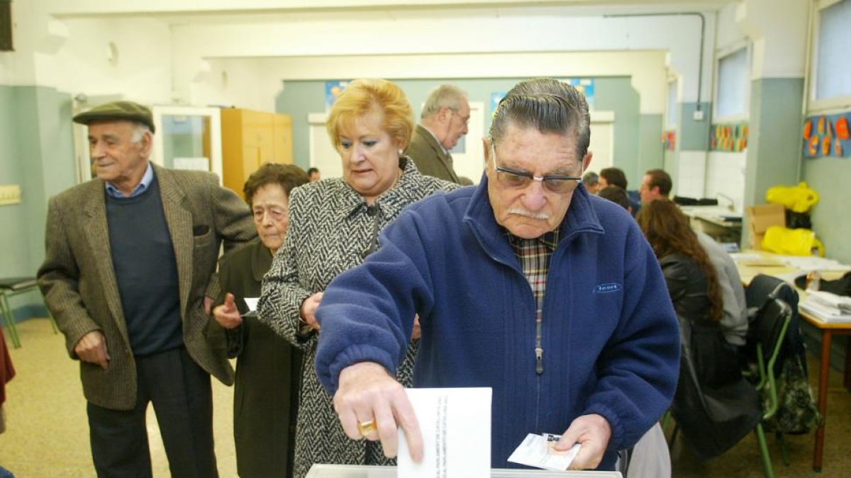 Un voto nulo se considera como un voto emitido no válido, es decir, cuenta en la participación pero no para la distribución de escaños.-FERRAN NADEU (ARCHIVO)