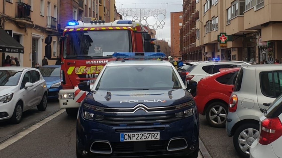 Momento de la intervención de los bomberos y Policía.