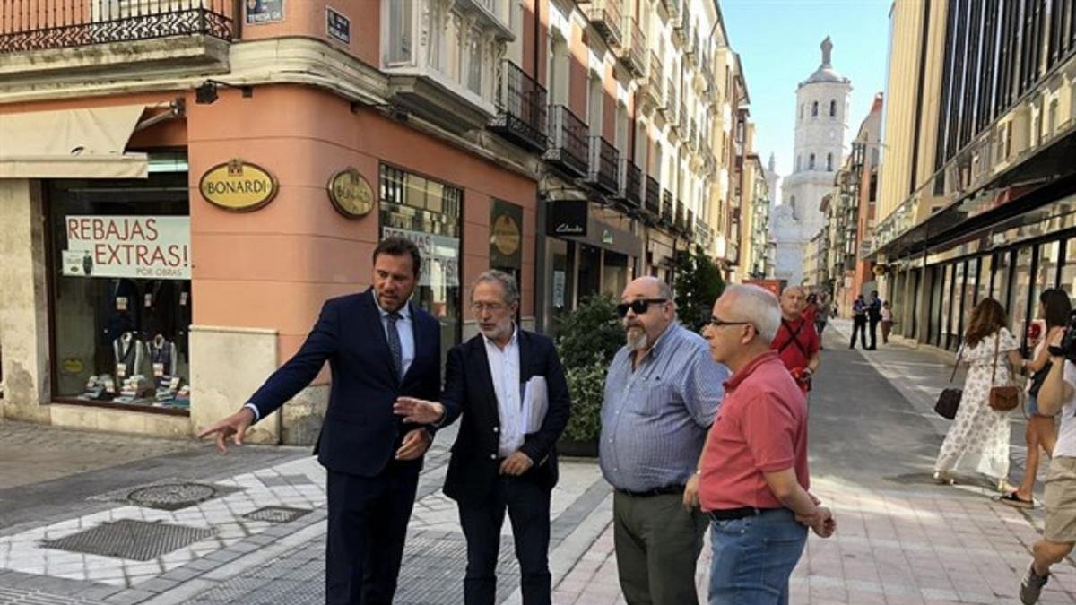 El alcalde de Valladolid, Óscar Puente, y el concejal de Urbanismo, Manuel Saravia, visitan las obras de peatonalización de la calle Regalado.-EUROPA PRESS