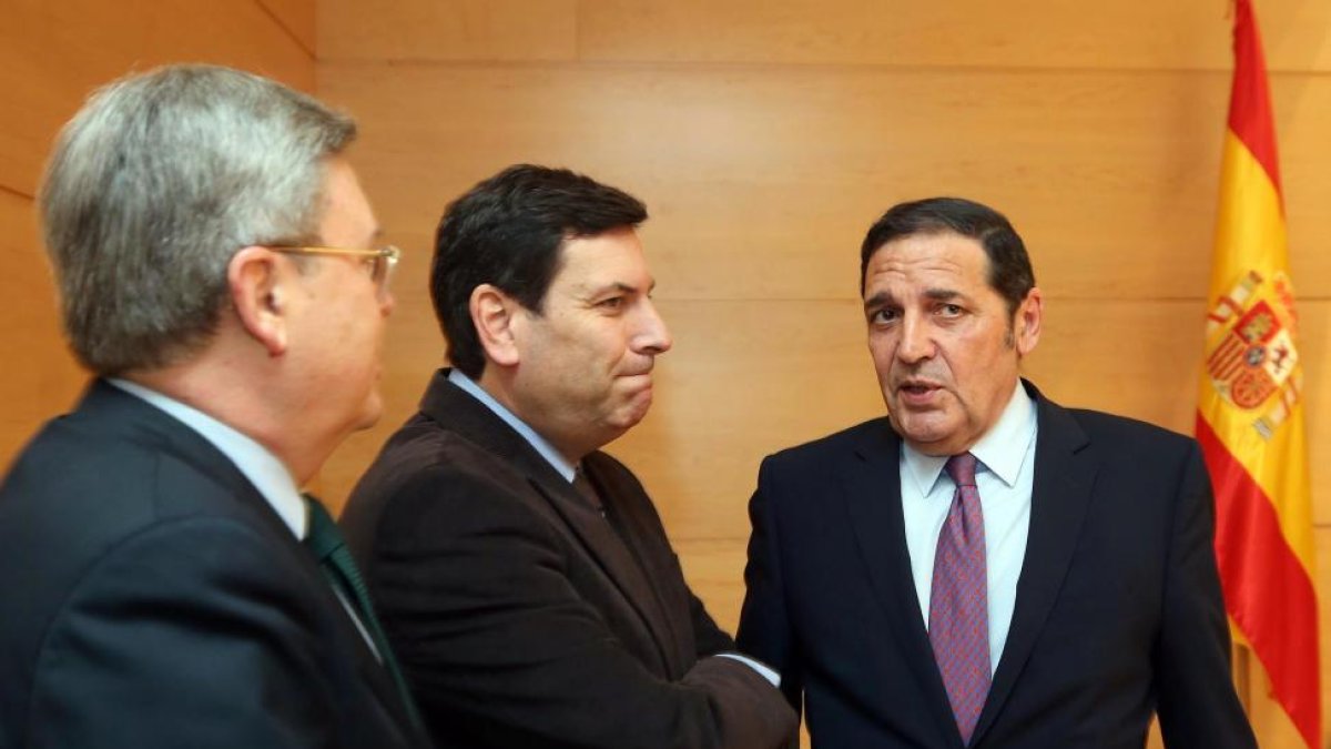 El consejero de Sanidad, Antonio María Sáez, comparece en las Cortes de Castilla y León para informar sobre la supresión de las oposiciones de enfermería. En la imagen, el consejero conversa con Carlos Fernández Carriedo y José Manuel Fernández Santiago-Ical