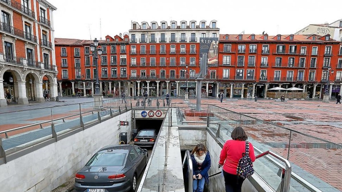 Entrada al parking de la Plaza Mayor.-J.M. LOSTAU