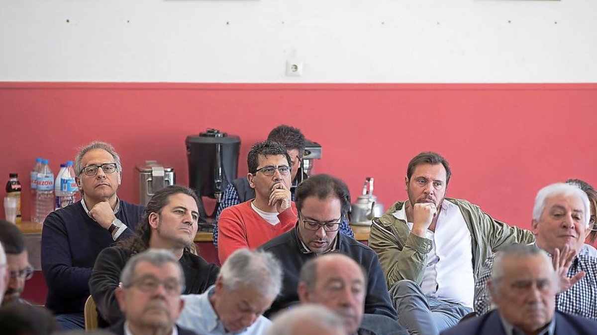 Bermejo, Bustos, Gallego y Puente, en la asamblea de la Federación Vecinal.-J.C. CASTILLO