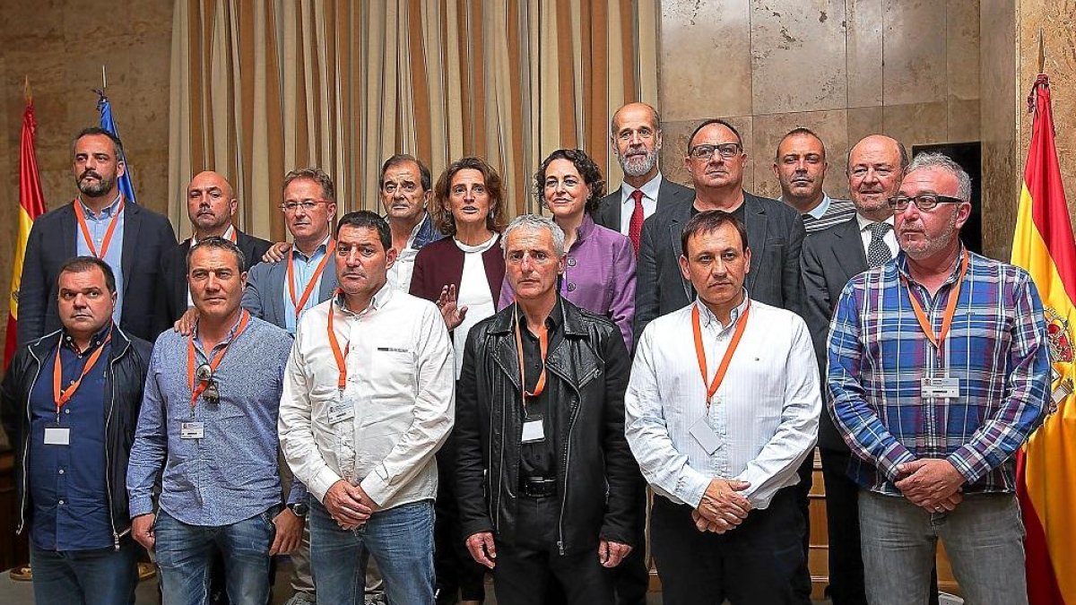 Foto de familia de los firmantes del acuerdo para la transción justa de la minería del carbón.-ICAL