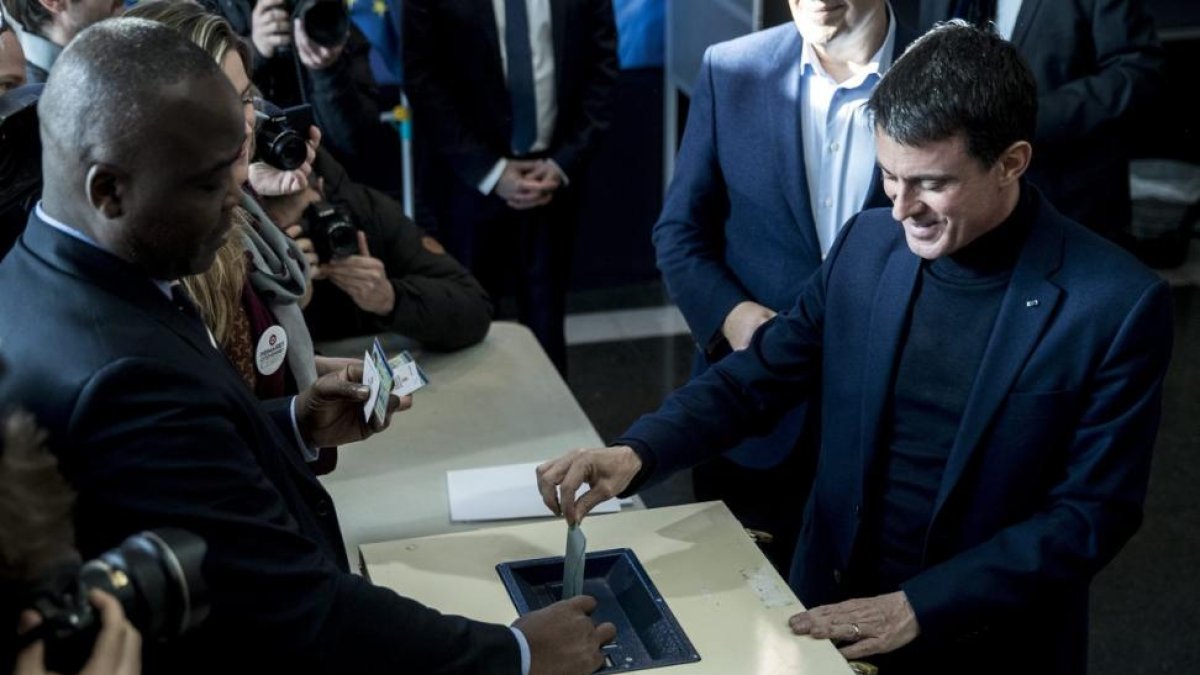 Manuel Valls vota en la primera vuelta de las primarias de la izquierda francesa.-ETIENNE LAURENT / EFE