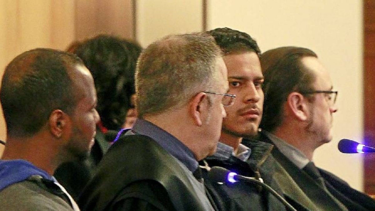 Dos de los acusados junto a un letrado, en la Audiencia-J.M.Lostau