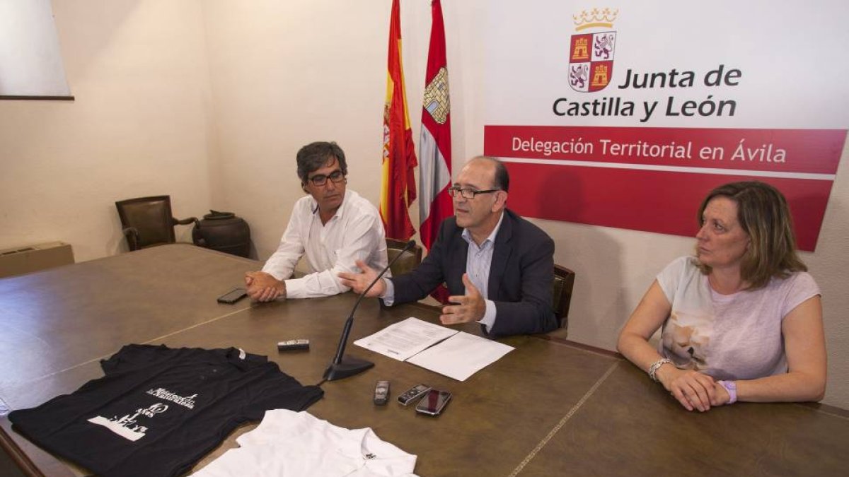 El director general de Calidad y Sostenibilidad Ambiental, José Manuel Jiménez, presenta la X edición de Músicos en la Naturaleza. A su lado el secretario Territorial, José Luis Valverde, y la jefa del Servicio Territorial de Medio Ambiente, Rosa San Segu-Ical