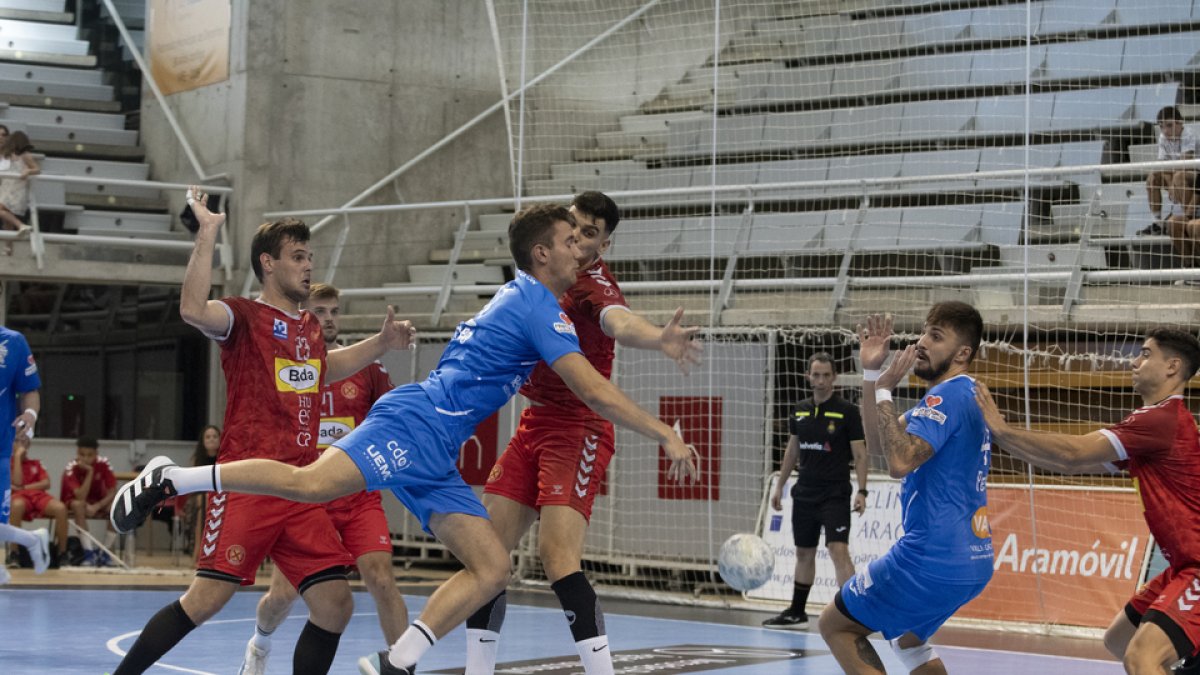 Pisonero Jr. choca con la defensa del Huesca en la jornada anterior. / LOF