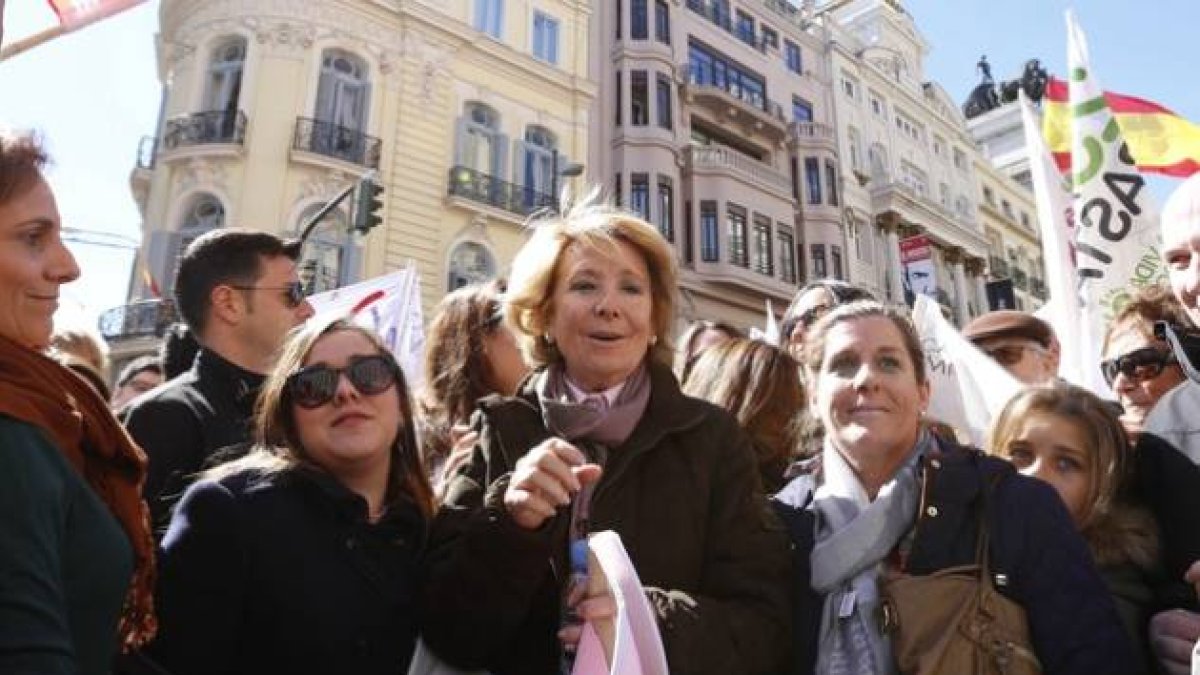 Esperanza Aguirre, rodeada de manifestantes, este sábado en Madrid.-Foto: JUAN MANUEL PRATS