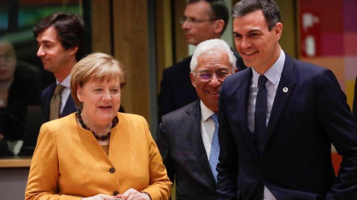 Reunión de Pedro Sánchez y Angela Merkel.-OLIVIER OSLET/ ARCHIVO