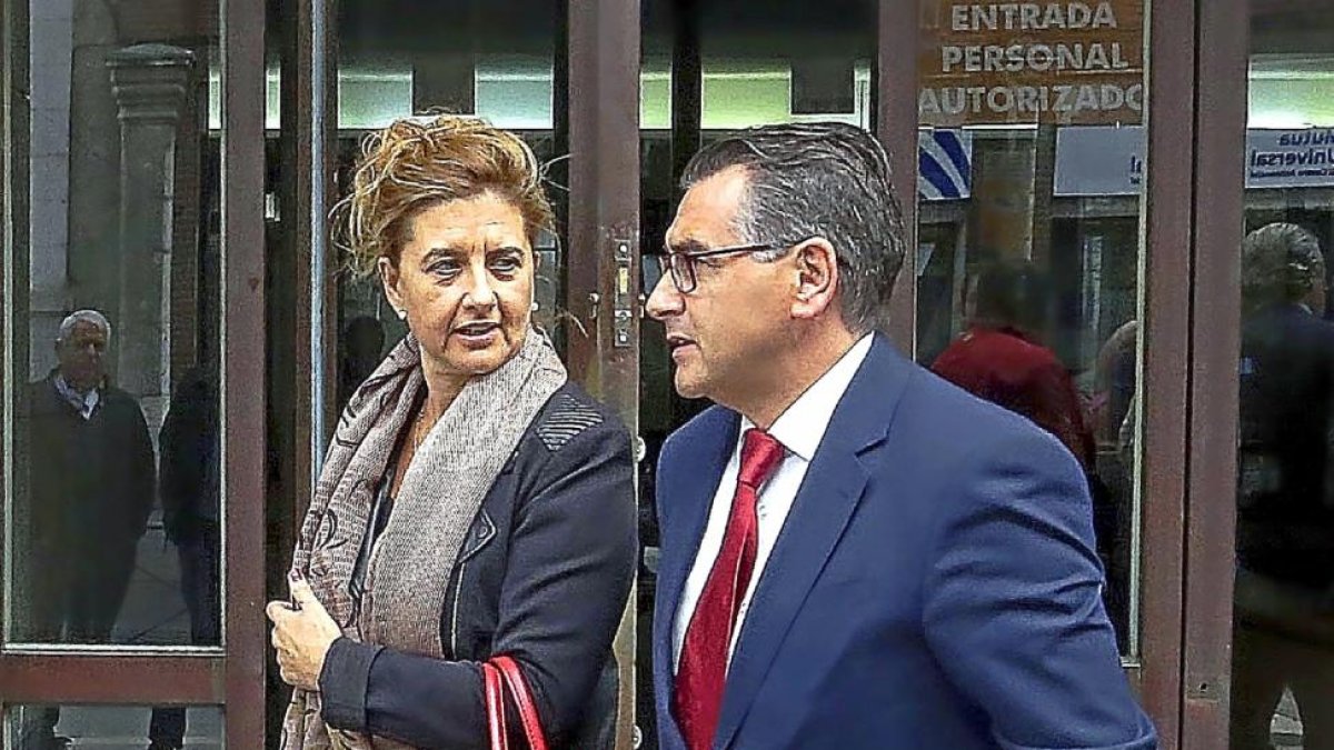 La ex viceconsejera Begoña Hernández, a la salida de la declaración como investigada en los juzgados.-ICAL