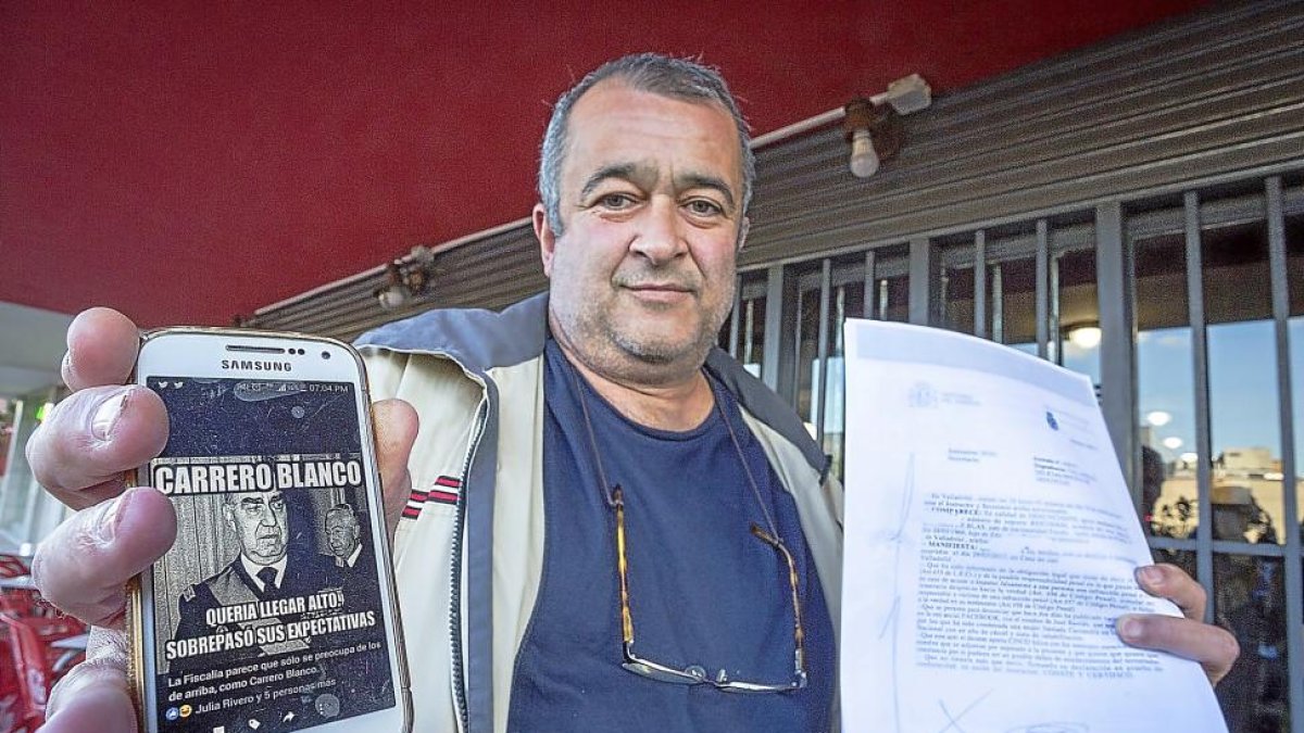 José Antonio Bastián, con uno de los post de su cuenta de ‘facebook’ y la autodenuncia que presentó.-MIGUEL ÁNGEL SANTOS