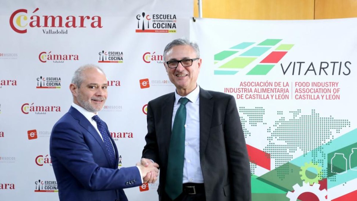 El presidente de la Asociación de la Industria Alimentaria de Castilla y Leon, Félix Moracho, y el presidente de la Cámara de Comercio de Valladolid, Víctor Caramanzana, firman un acuerdo de colaboración-ICAL